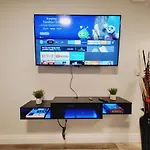 2 Bedroom Modern Apartment. Home Away From Home!