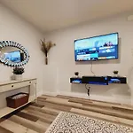 2 Bedroom Modern Apartment. Home Away From Home!
