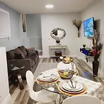 2 Bedroom Modern Apartment. Home Away From Home!