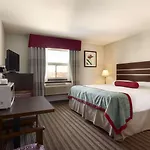 Super 8 By Wyndham Saskatoon Near Downtown