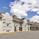 Colonial Square Inn & Suites