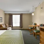 Colonial Square Inn & Suites