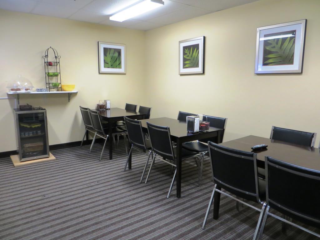 Super 8 By Wyndham Near Downtown Saskatoon