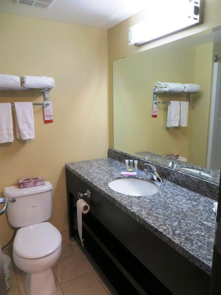 Super 8 By Wyndham Near Downtown Saskatoon