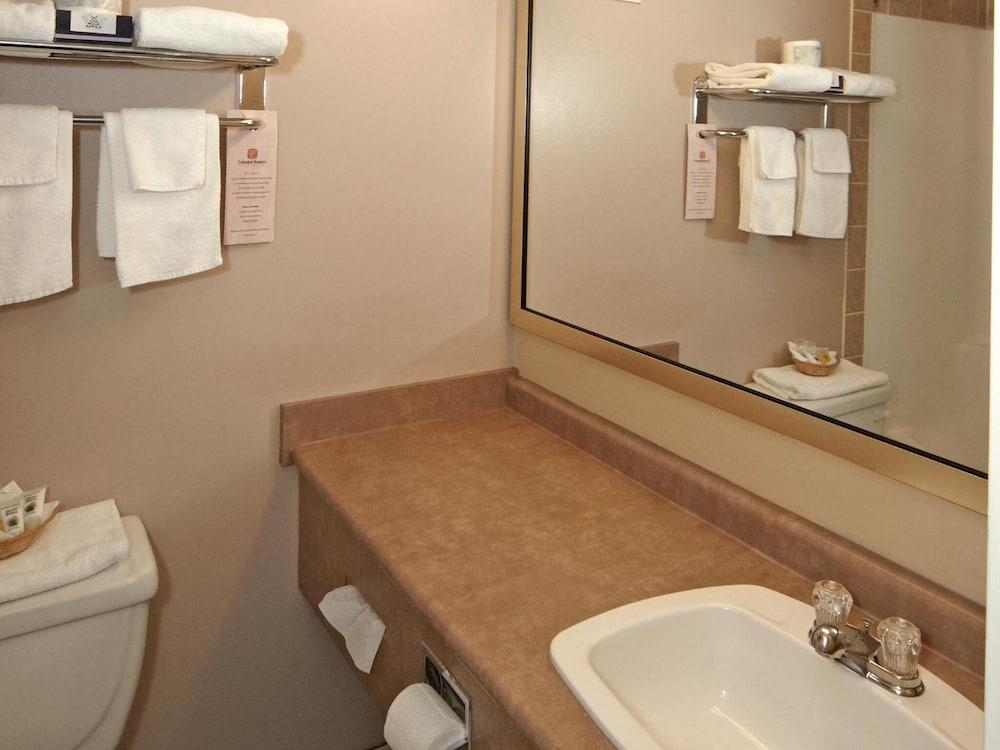 Colonial Square & 3*