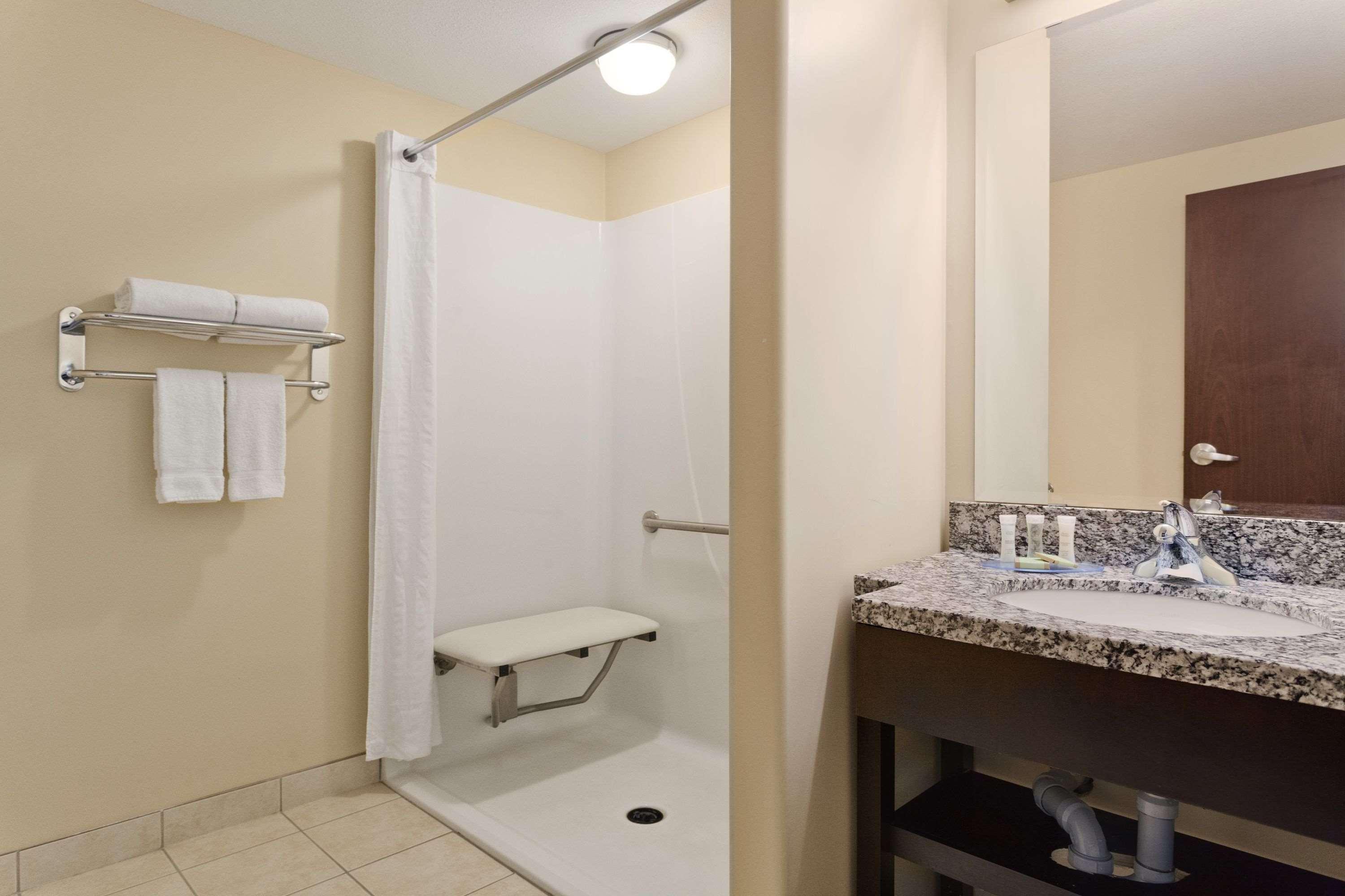 Hotel Super 8 By Wyndham Near Downtown Saskatoon
