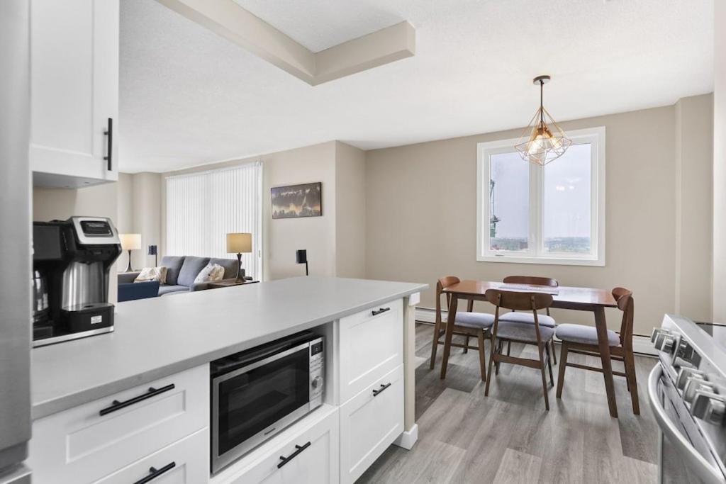 Apartment Newly Renovated 2 Bedroom Downtown *