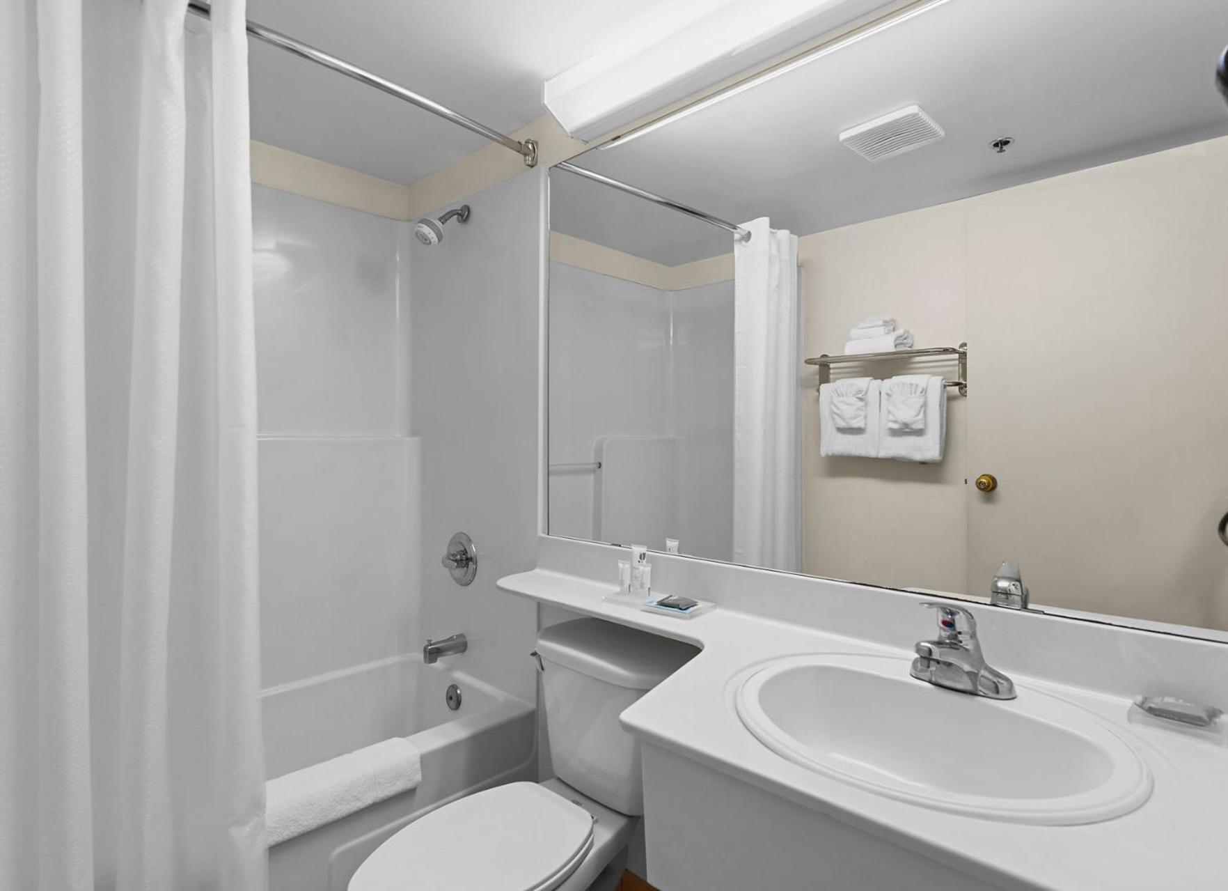 Hotel Country & By Radisson, Saskatoon, Sk 3*