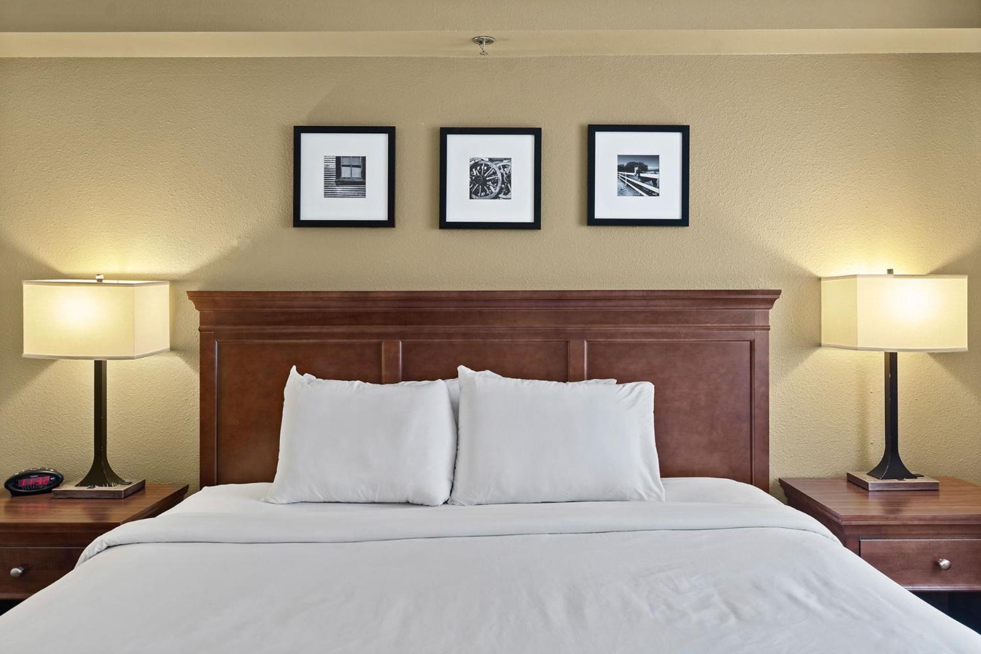 Hotel Country & By Radisson, Saskatoon, Sk 3*