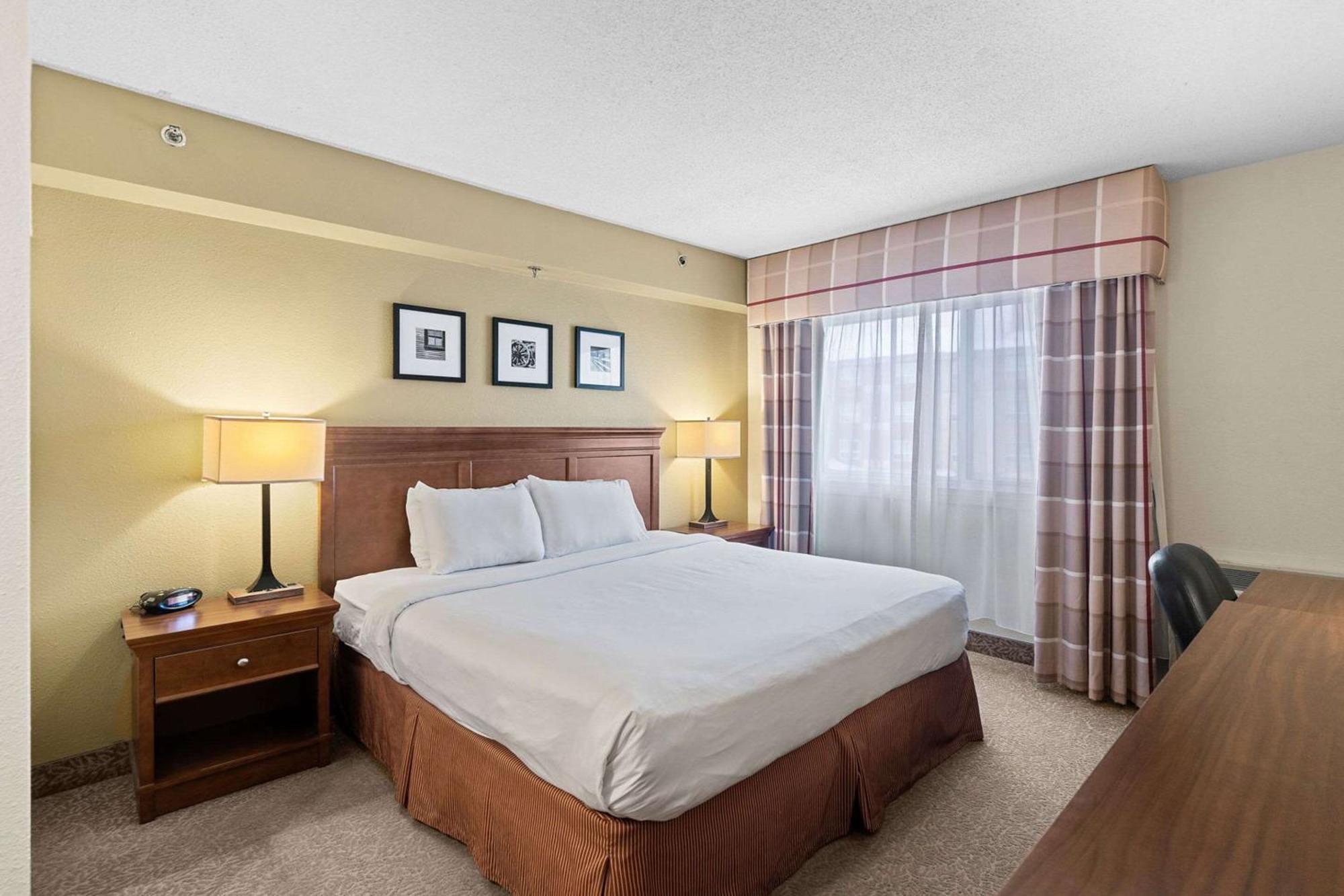 Hotel Country & By Radisson, Saskatoon, Sk Saskatoon