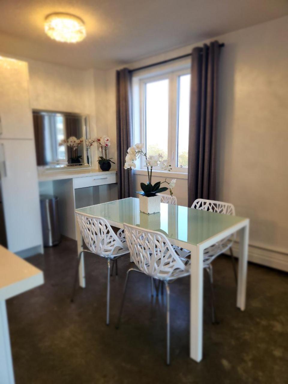 Downtown Two Bedroom, Modern & Cozy