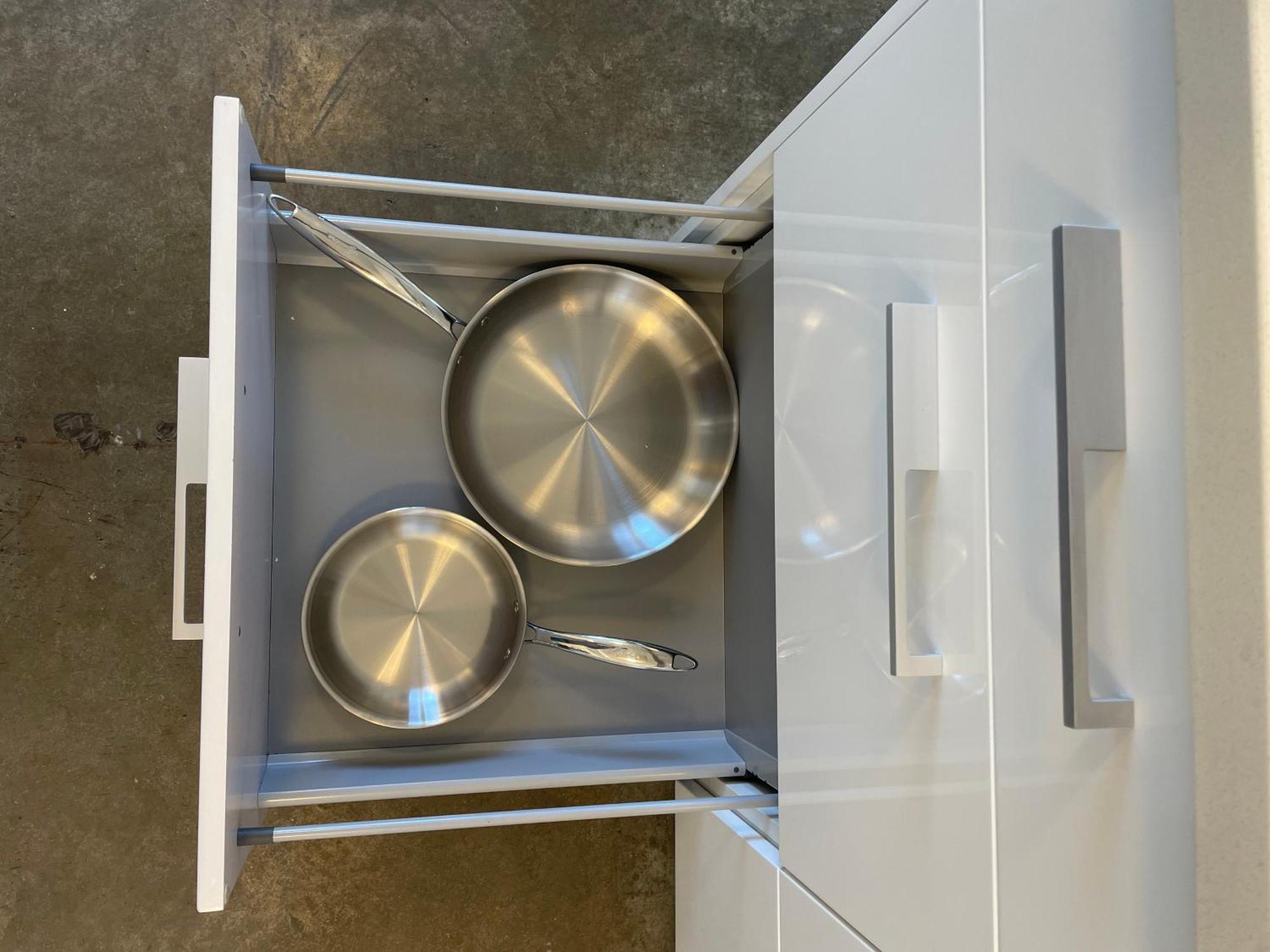 Downtown Two Bedroom, Modern & Cozy *
