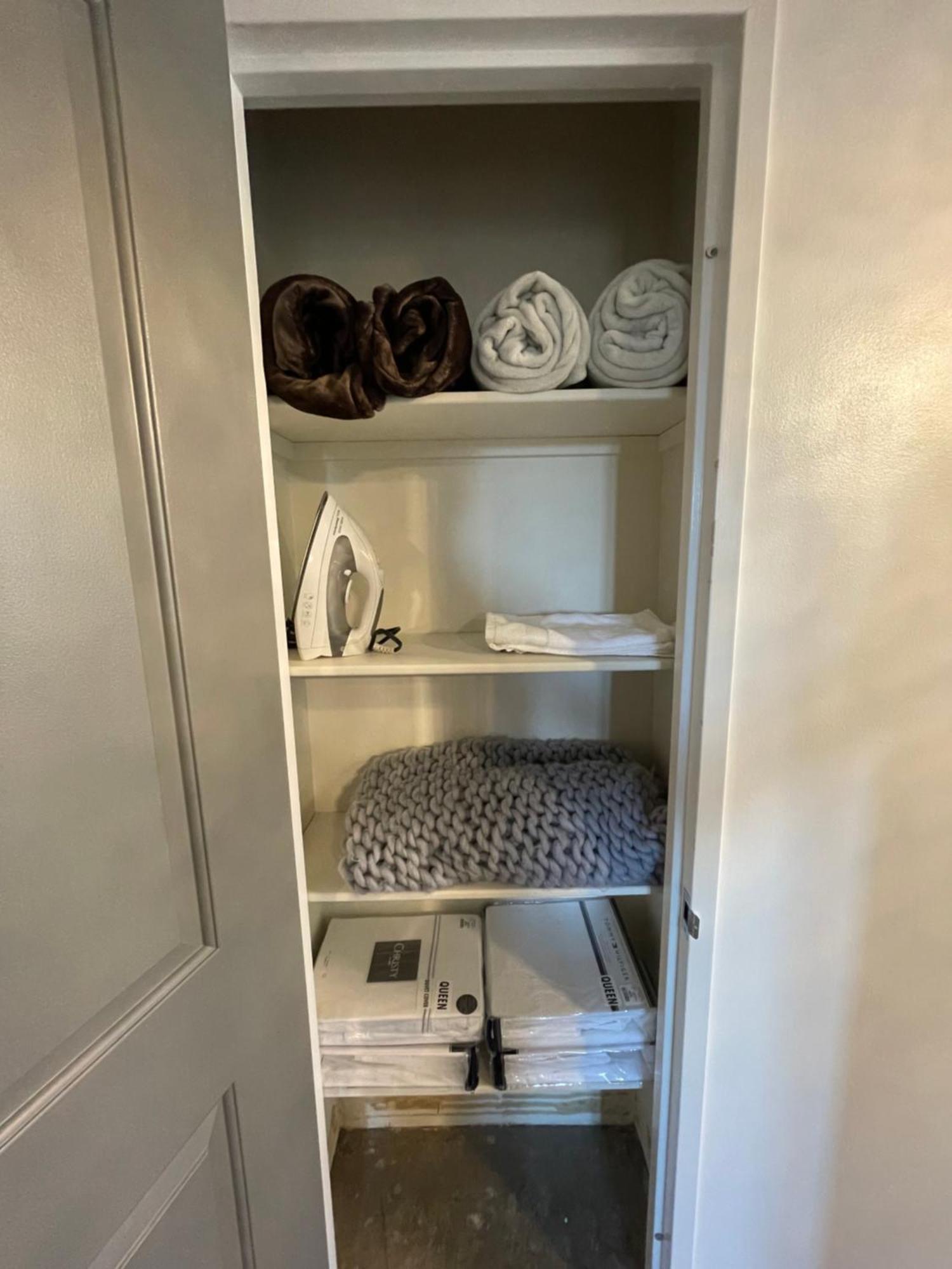Downtown Two Bedroom, Modern & Cozy