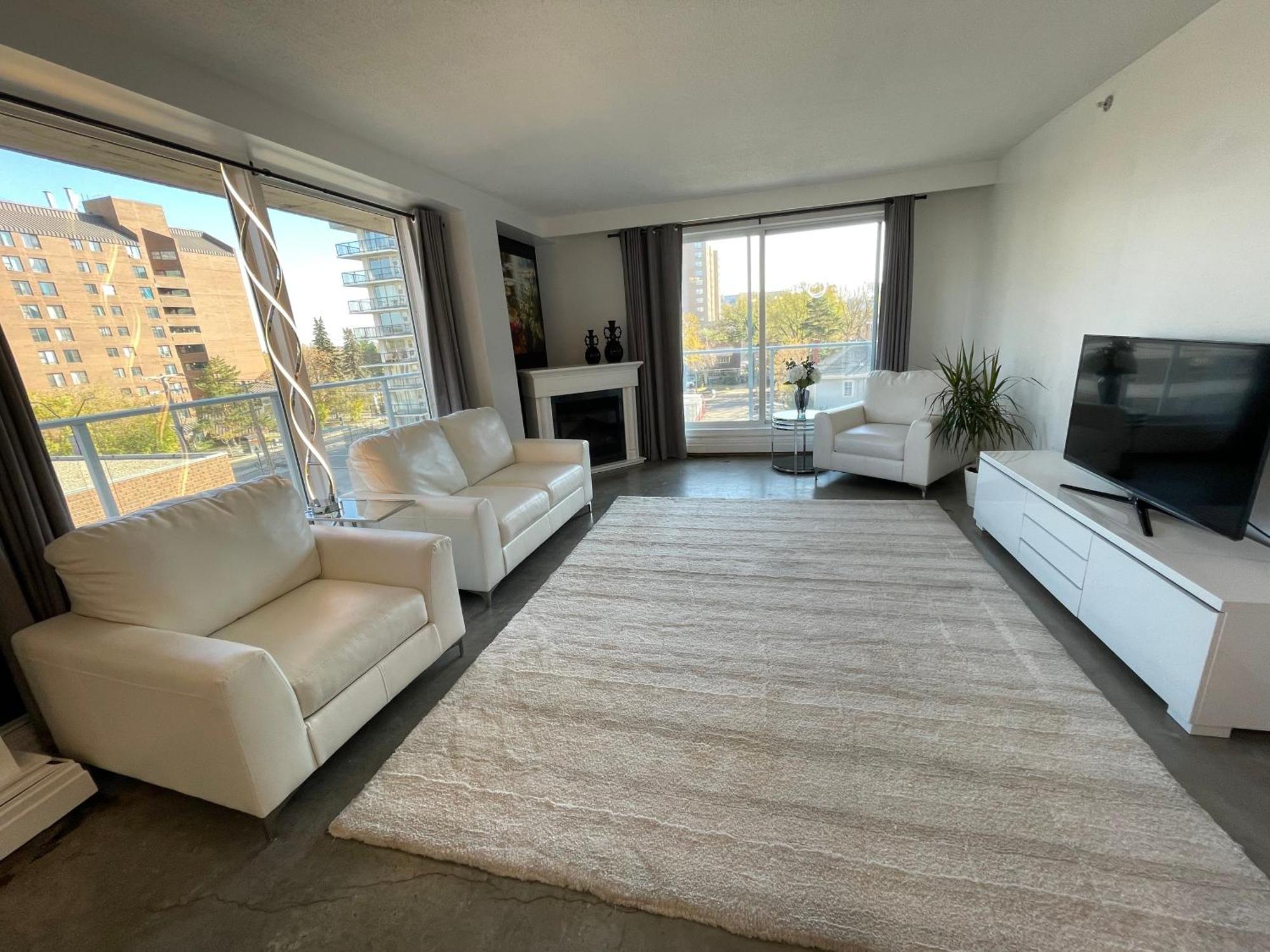 Apartment Downtown Two Bedroom, Modern & Cozy *