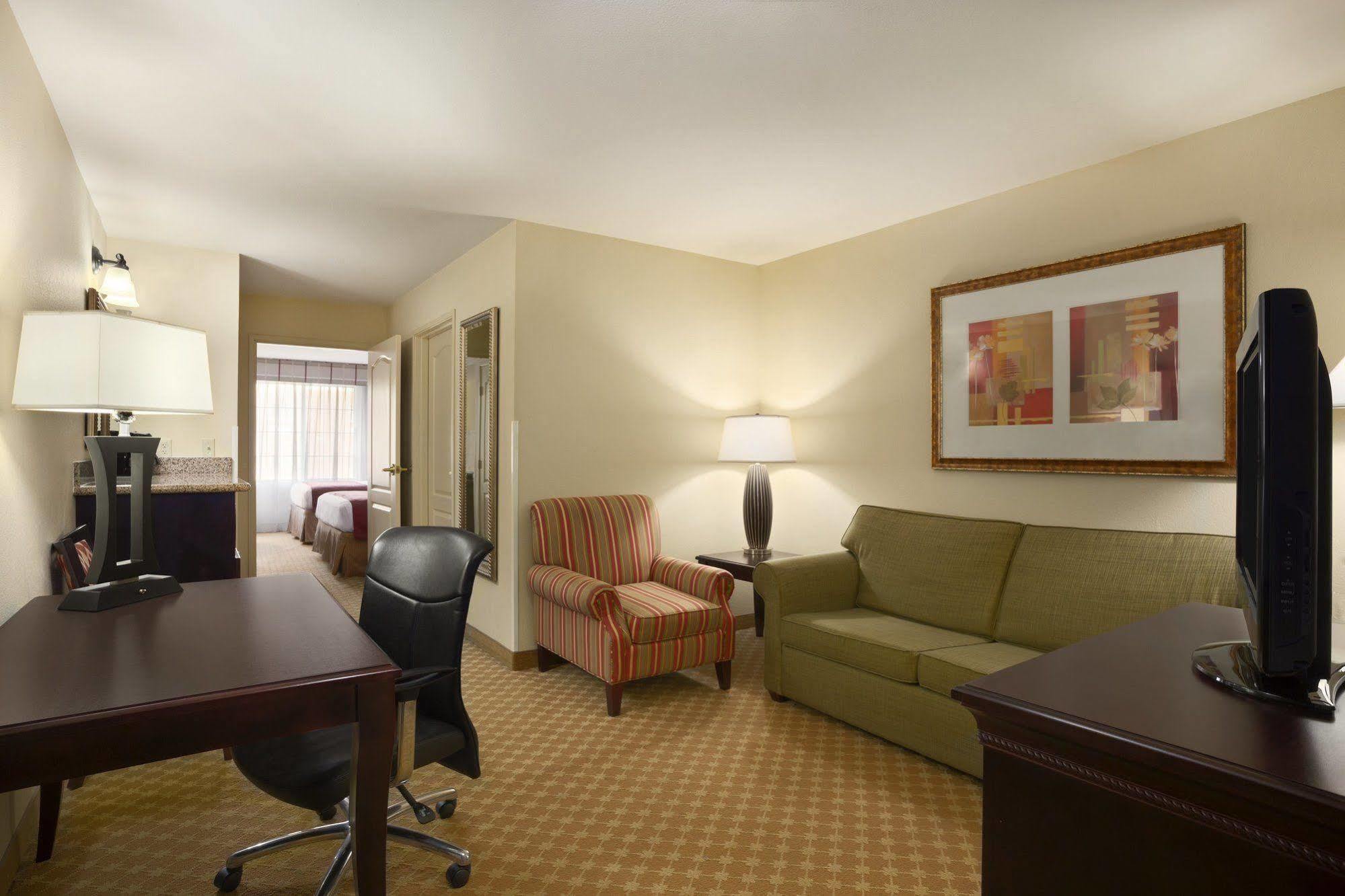 Country & By Radisson, Saskatoon, Sk 3*