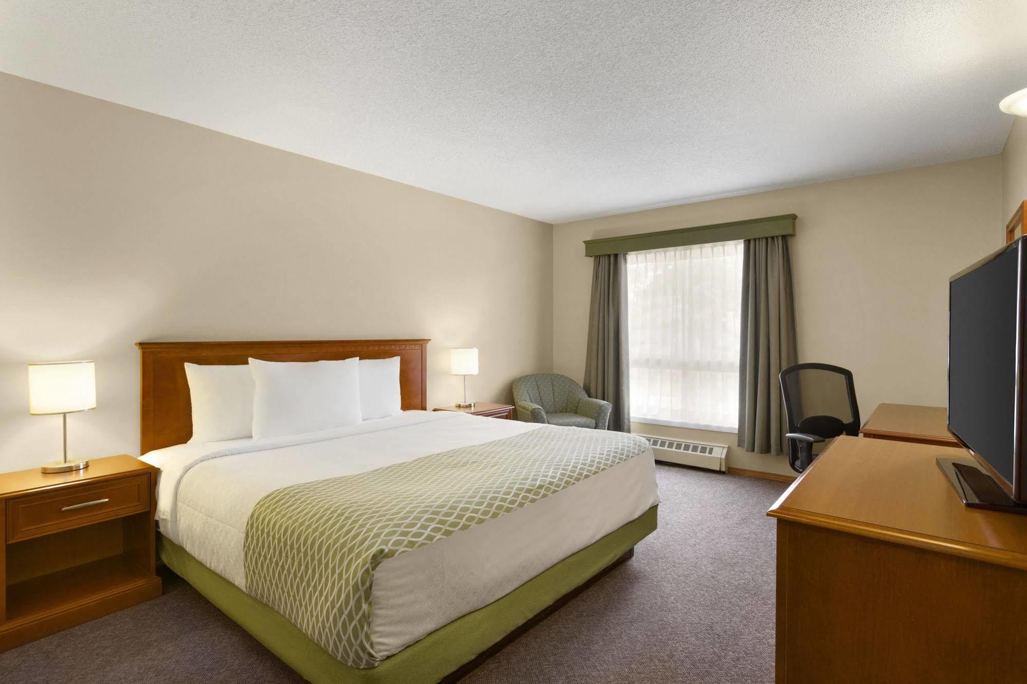 Colonial Square & Motel Saskatoon