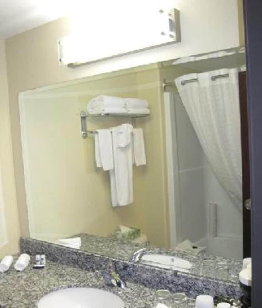 Hotel Super 8 By Wyndham Near Downtown 3*