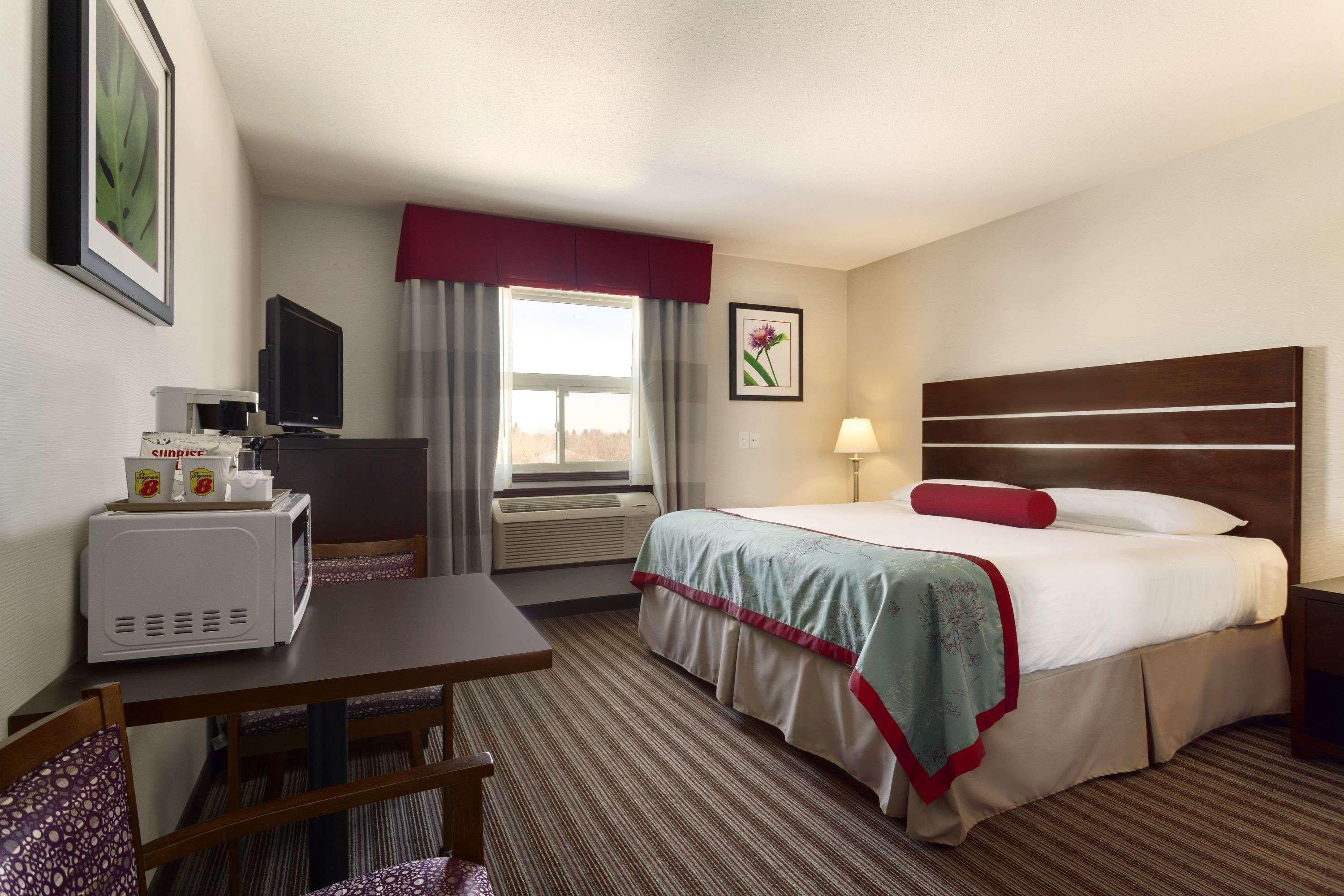 Super 8 By Wyndham Near Downtown Hotel