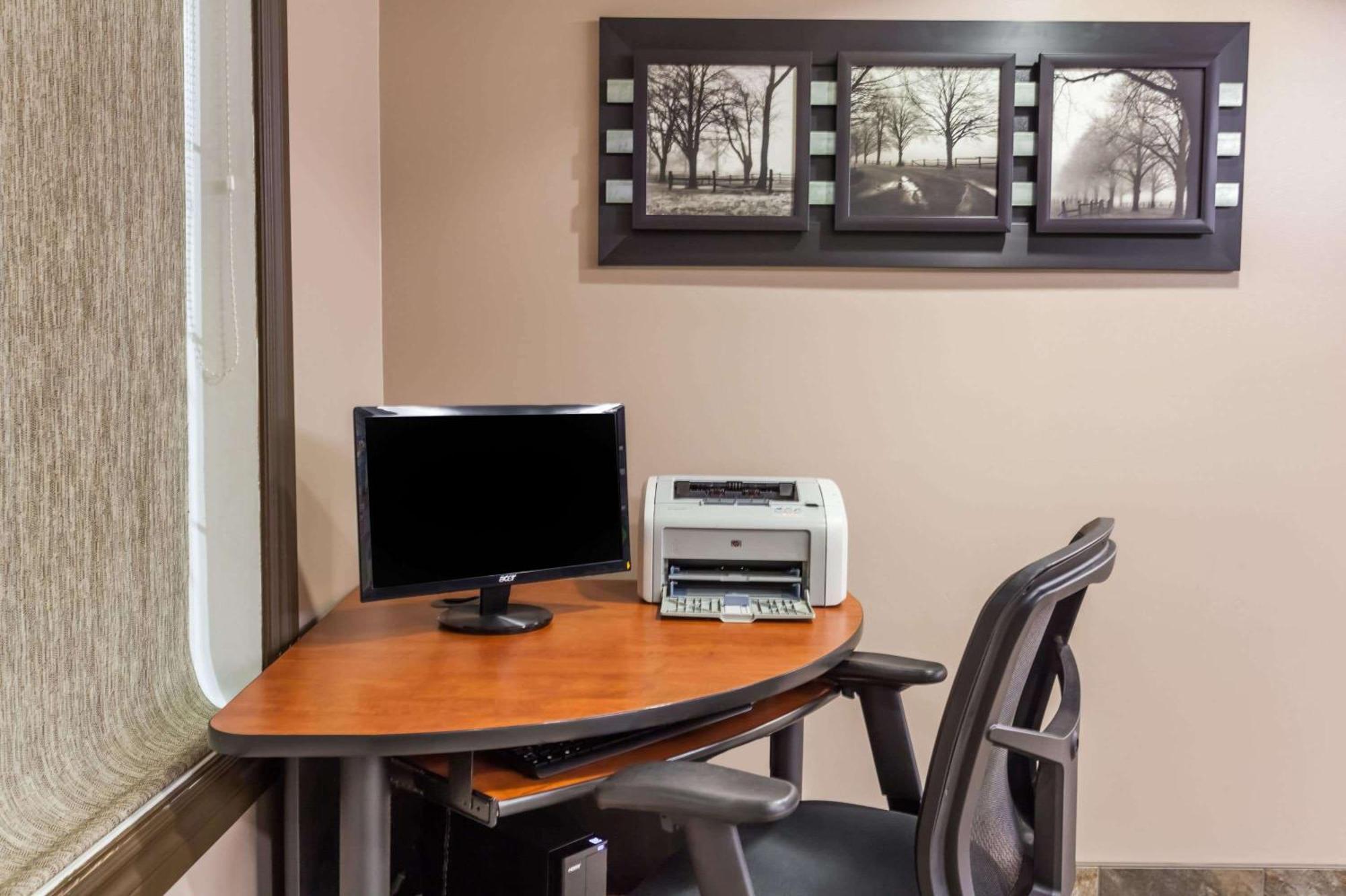 Hotel Super 8 By Wyndham Near Airport