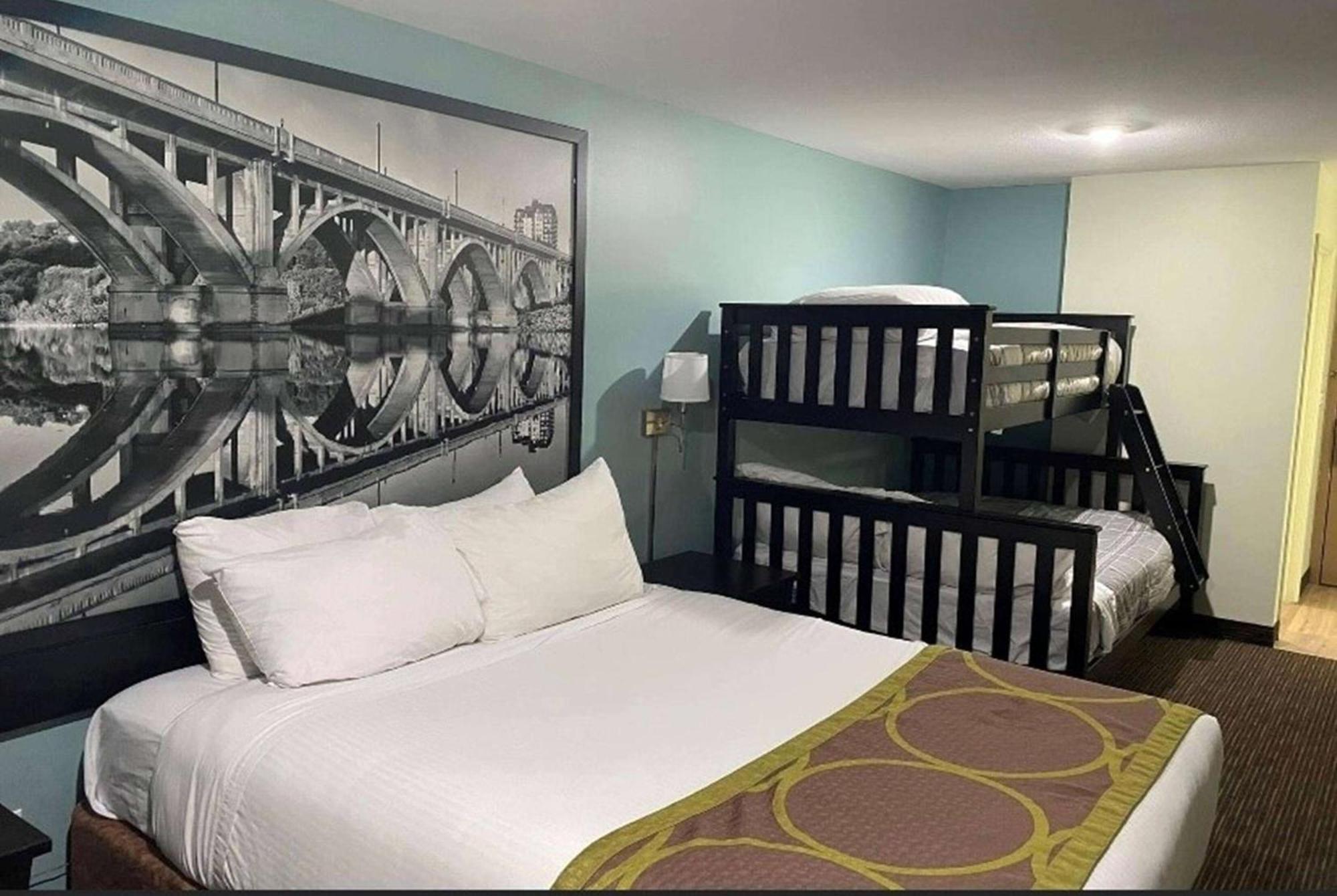 Super 8 By Wyndham Near Airport Hotel