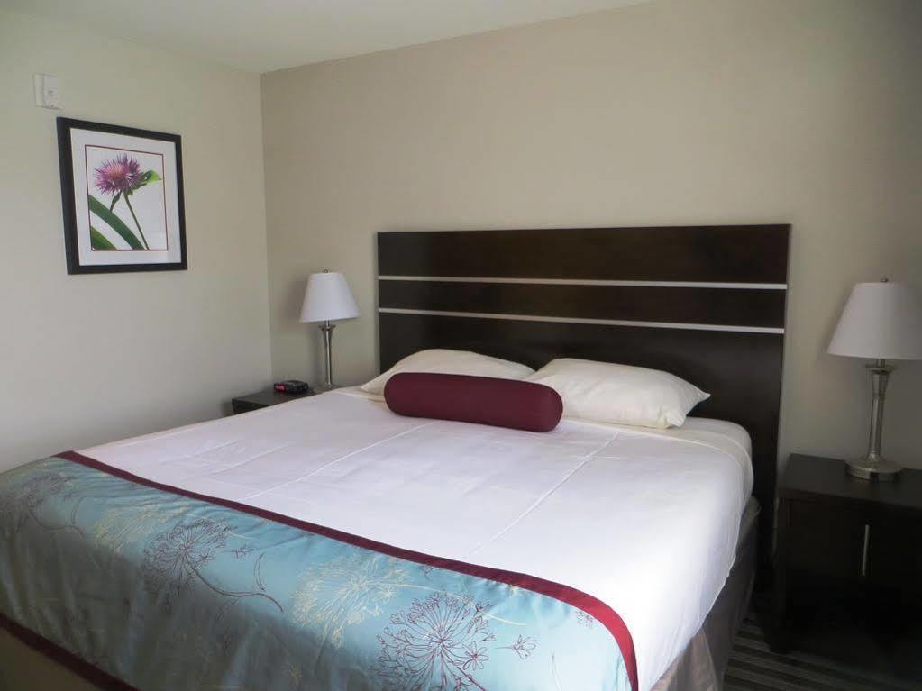Super 8 By Wyndham Near Downtown Hotel