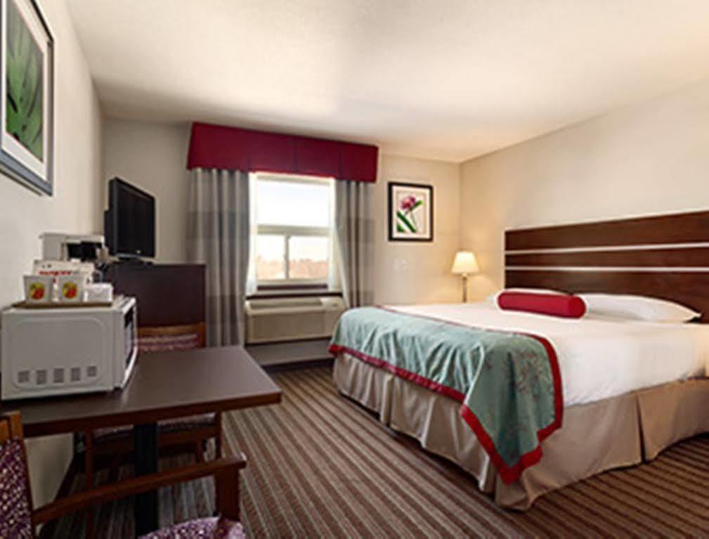 Super 8 By Wyndham Near Downtown Hotel