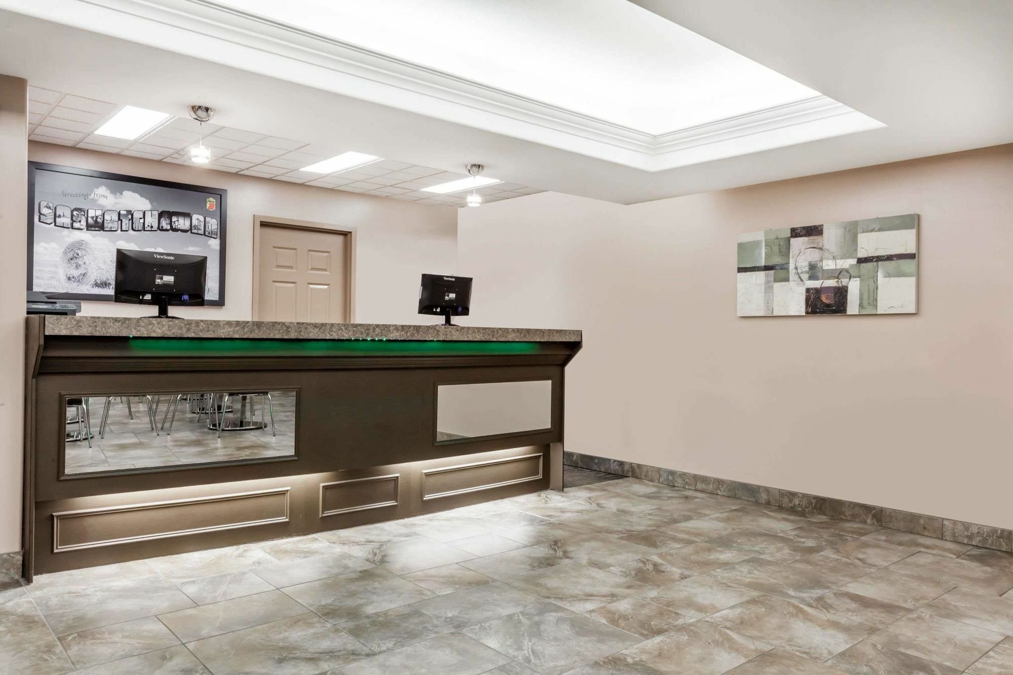 Super 8 By Wyndham Near Airport Hotel Saskatoon